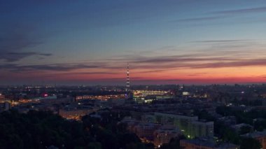  Şehir nehri üzerindeki hava manzarası ve St. Petersburg 10 gece köprüleri.