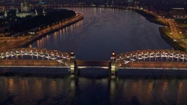  Şehir nehri ve gece köprülerindeki hava manzarası St. Petersburg 16