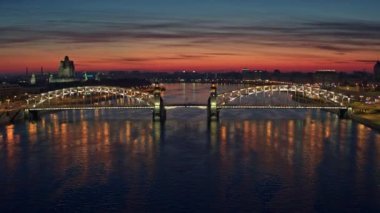  Şehir nehri üzerindeki hava manzarası ve St. Petersburg 18 gece köprüleri.