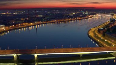  Şehir nehri üzerindeki hava manzarası ve gece köprüleri St. Petersburg 19