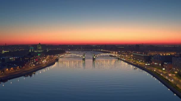 Vista aérea sobre el río de la ciudad y puentes de noche San Petersburgo 5 — Vídeo de stock