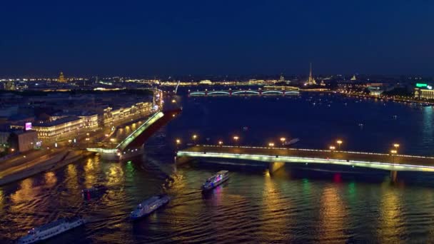 Lucht uitzicht op de rivier de stad en de bruggen van de nacht Sint-Petersburg 14 — Stockvideo