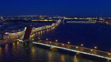  Şehrin nehir manzarası ve gece köprüleri St. Petersburg 12