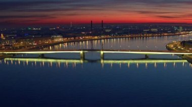  Şehir nehri üzerindeki hava manzarası ve gece köprüleri St. Petersburg 22