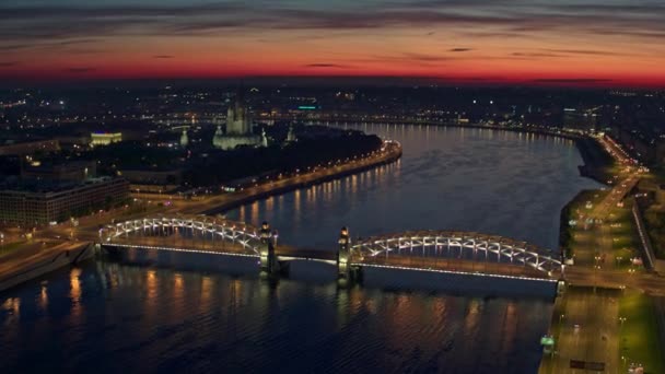 Вид з повітря на річку і мости нічного Санкт-Петербурга 15 — стокове відео