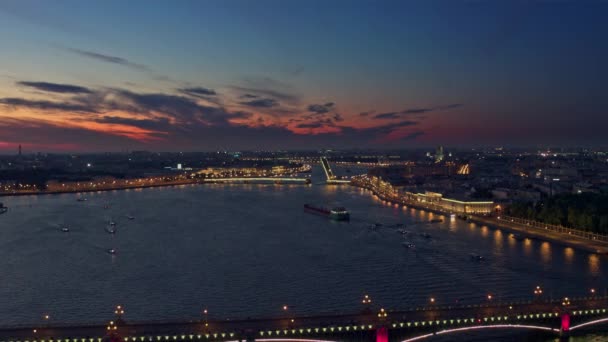 Şehir nehri üzerindeki hava manzarası ve St. Petersburg 6 gece köprüleri. — Stok video