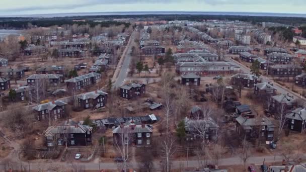 俯瞰圣彼得堡郊区村舍的飞行 — 图库视频影像