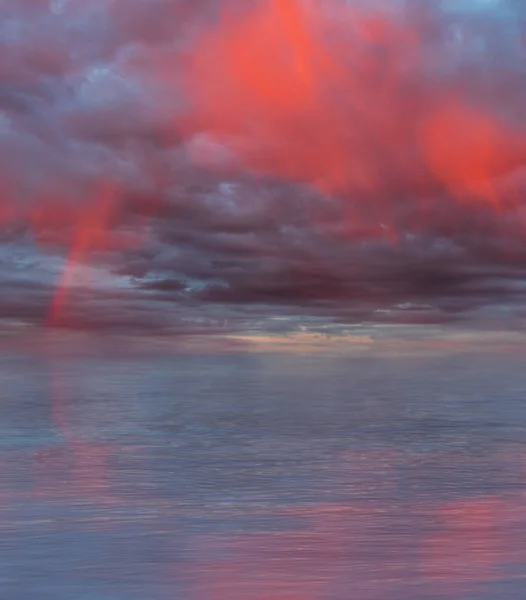 Dramatisk Molnig Himmel Med Regnbåge Och Röda Regngardiner Som Reflekterar — Stockfoto