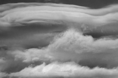 Üç katmanlı dramatik siyah beyaz bulut manzarası