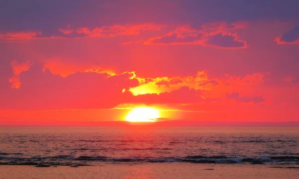 Luz Puesta Sol Color Naranja Brillante Mar Nubes Sobre Horizonte — Foto de Stock