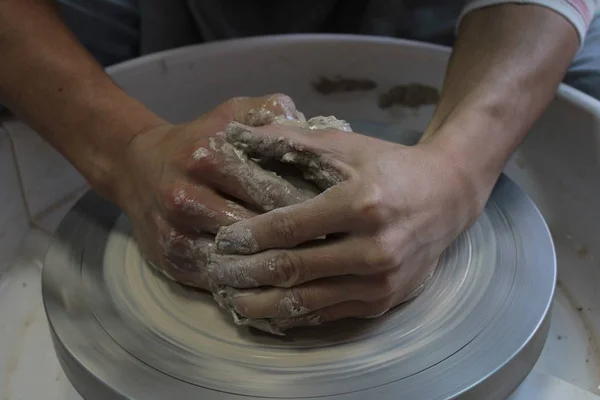 Erkeklerin Elleri Çamurda Potter Direksiyonunun Arkasında — Stok fotoğraf