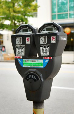 Vancouver, Kanada - 13 Eylül 2019: Vancouver 'da West Pender Caddesi' nde park metresi. Telefonla ödeme yapılabilir.