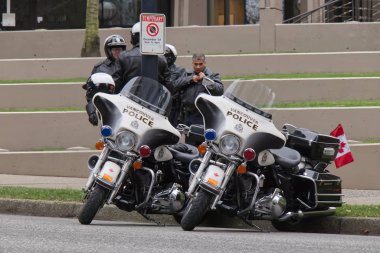 Vancouver, Kanada - 1 Aralık 2019: Vancouver 'da Batı Georgia Caddesi' nin kenarında duran polis motosikletleri