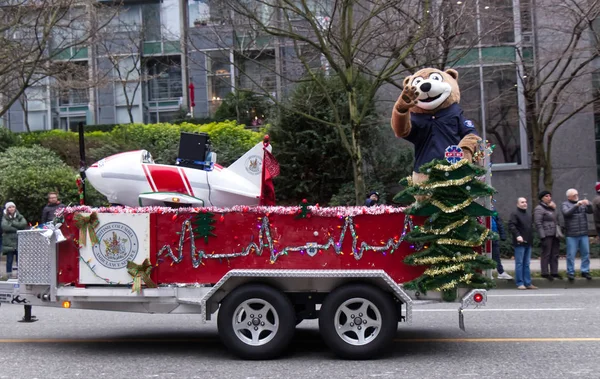 Vancouver Kanada Grudnia 2019 Występujący Kostiumie Niedźwiedzia Macha Ludzi Platformy — Zdjęcie stockowe