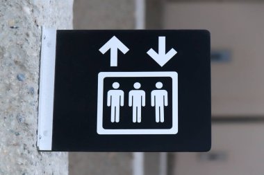 Gri duvar arkaplanındaki Lift (asansör) işaretini kapat