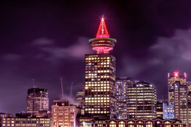 Vancouver, Kanada - 9 Aralık 2019: Kulenin tepesinde süslü Noel Ağacı olan Vancouver Gözcü Liman Merkezi