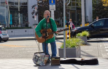 Vancouver, Kanada - 20 Eylül 2019: Sokak Sanatçısı Vancouver 'da Kanada yakınlarındaki Waterfront yolunda şarkı söylüyor