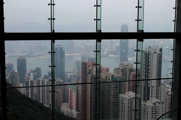 Krásné Město Hong Kong Města Oknem Deštivý Den Mlhavým Pozadím — Stock fotografie