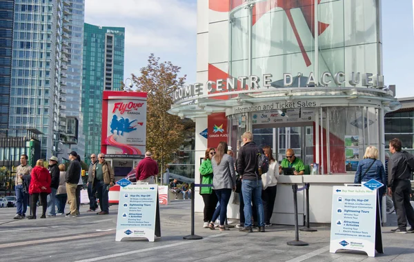 Vancouver Canadá Setembro 2019 Pessoas Estão Comprando Ingressos Centro Turismo — Fotografia de Stock