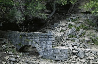 Hilton Falls Koruma Alanı, Milton, Kanada. Ormanın ortasındaki küçük şelalenin yakınındaki harabelerin manzarası.