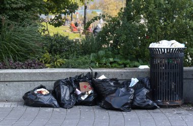 Vancouver, Kanada - 27 Eylül 2019: Vancouver şehir merkezindeki Stanley Park 'ın önündeki çöp tenekesi