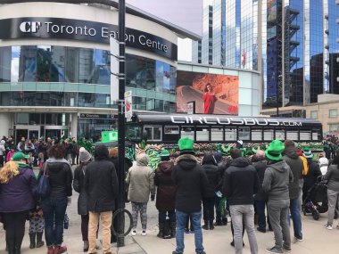 Toronto, Kanada - 11 Mart 2018: İnsanlar Toronto 'daki Yonge-Dundas Meydanı' ndaki yıllık Aziz Patrick Günü geçit törenine katıldılar