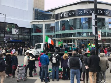 Toronto, Kanada - 11 Mart 2018: İnsanlar Toronto 'daki Yonge-Dundas Meydanı' ndaki yıllık Aziz Patrick Günü geçit törenine katıldılar