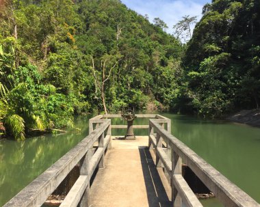 Koh Lanta Adası, Tayland 'daki Khlong Chak Şelalesi' ne yürüyüş yolunun manzarası