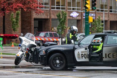 Vancouver, Kanada - 7 Ekim 2019: Polis memurları Vancouver şehir merkezindeki Burrard Köprüsünü İklim Saldırısı sırasında trafiğe kapattı