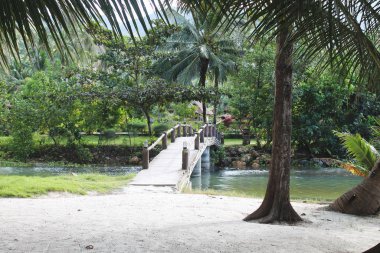 Tayland 'ın Ko Pha-ngan Adası' nın kuzey tarafındaki Malibu Sahili 'ne giden bir köprü.