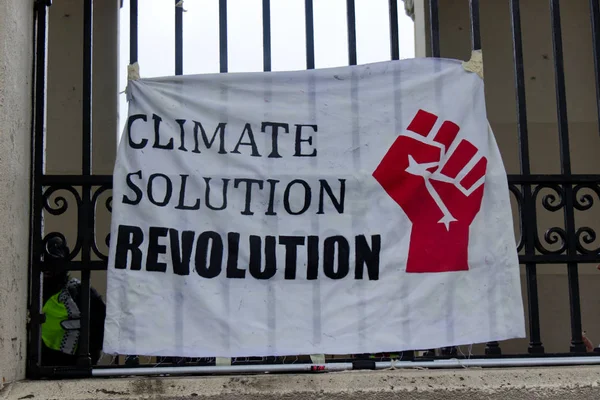 加拿大温哥华 2019年10月7日 温哥华伯拉德桥气候袭击期间的 气候解决方案革命 标志视图 — 图库照片