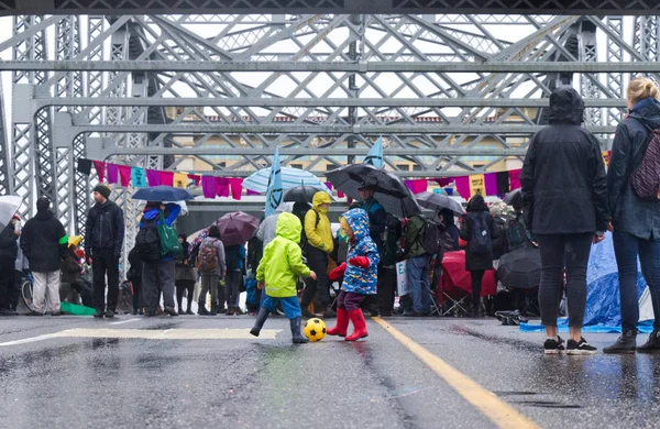 Vancouver Canada Oktober 2019 Kinderen Spelen Burrard Bridge Tijdens Klimaatstaking — Stockfoto