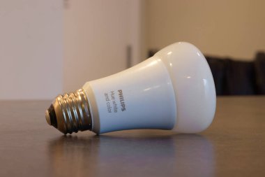 Vancouver, Kanada - 12 Ekim 2019: Masada ünlü Philips Renk Ampulü Görünümü