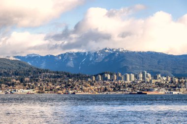 Güneşli bir günde arka planda mointains ve devasa bulutlar ile Kuzey Vancouver manzarası