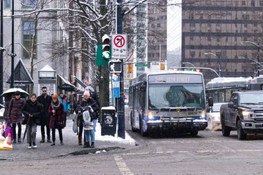 Vancouver, Kanada - 13 Ocak 2020: kar yağışı sırasında Batı Georgia Caddesi 'ndeki yaya geçidinin görüntüsü. Vancouver 'da kar fırtınası ve aşırı hava.