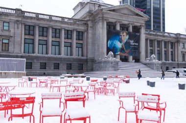 Vancouver, Kanada - 13 Ocak 2020: Vancouver Sanat Galerisi Meydanı karla kaplı. Vancouver 'da kar fırtınası ve aşırı hava.