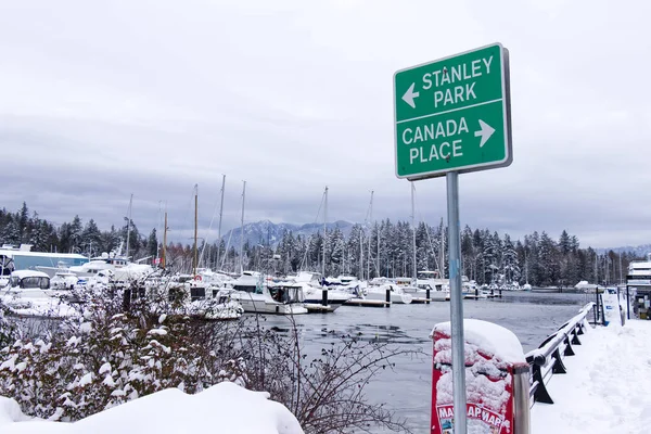 Näkymä Liikennemerkkien Stanley Park Canada Place Coal Harbour Jäädytetty Laituri — kuvapankkivalokuva