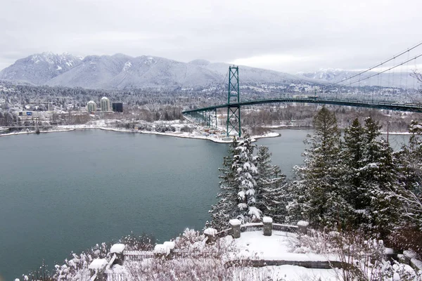 View Lions Gate Bridge West Vancouver Covered Snow Mountains Background — Stock Photo, Image