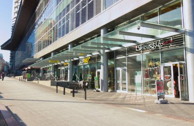 Vancouver, Kanada - 29 Kasım 2019: Güneşli bir gün boyunca Batı Vancouver Kongre Merkezi rıhtımından batı manzarası