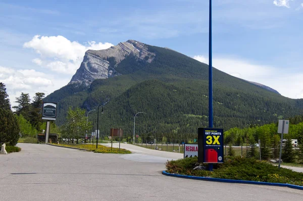加拿大坎莫尔 2019年6月2日 亚穆努斯卡套房酒店 Yamnuska Suites Hotel 背景是横跨加拿大公路的美景 — 图库照片