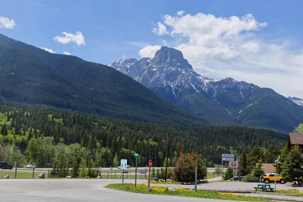 加拿大坎莫尔 2019年6月2日 大角山汽车旅馆 Bighorn Motel 背景为横跨加拿大公路的美景 — 图库照片