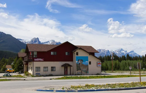 加拿大坎莫尔 2019年6月2日 大角山汽车旅馆 Bighorn Motel 背景为横跨加拿大公路的美景 — 图库照片