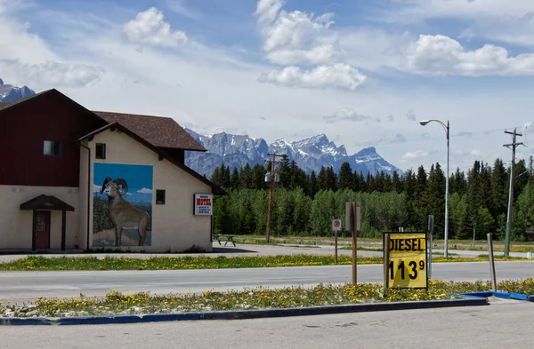 加拿大坎莫尔 2019年6月2日 大角山汽车旅馆 Bighorn Motel 背景为横跨加拿大公路的美景 — 图库照片