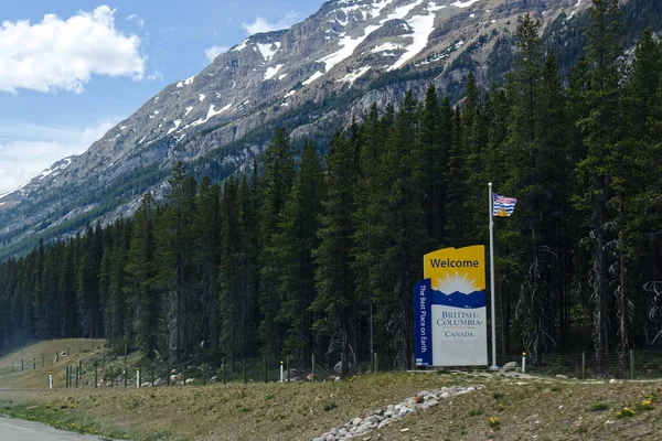 加拿大班夫 2019年6月2日 加拿大横贯公路上 欢迎来到不列颠哥伦比亚省 的标志景观 背景为松树和高山 — 图库照片