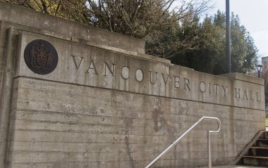 Vancouver, Kanada - 17 Şubat 2020: Vancouver Belediye Binası güneşli bir günde