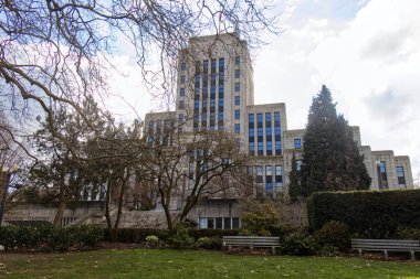 Vancouver, Kanada - 17 Şubat 2020: güneşli bir günde Vancouver şehir merkezindeki Vancouver Belediye Binası