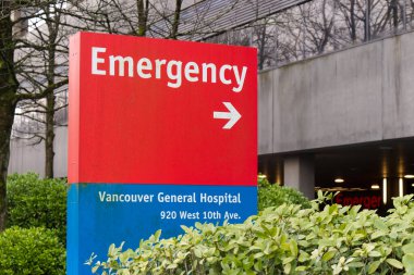 Vancouver, Kanada - 17 Şubat 2020: Vancouver Genel Hastanesi acil durum işaretini kırmızı ile kapatın ve acil servis girişine doğru yönlü ok işaretleri yerleştirin