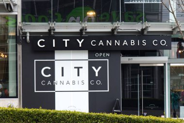 Vancouver, Kanada - 17 Şubat 2020: Vancouver şehir merkezindeki Cambie Caddesi 'ndeki popüler kenevir eczanesine giriş manzarası