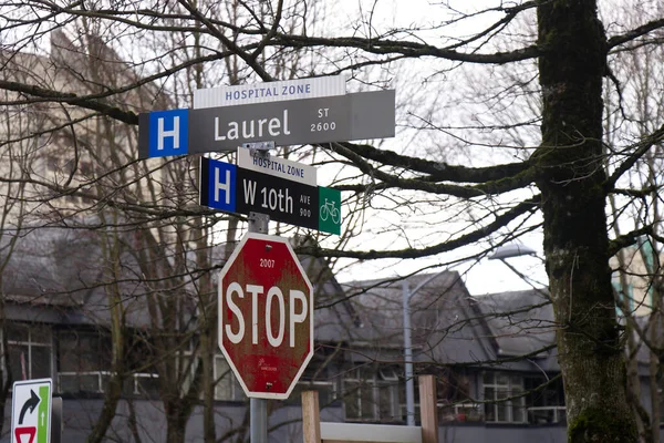 Vancouver Canada February 2020 View Crossroad Signpost Laurel 10Th Avenue — Zdjęcie stockowe