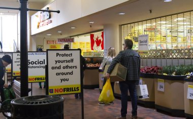 Vancouver, Kanada - 20 bin 2020 yılı civarında: İnsanlar COVID-19 nedeniyle birbirleri arasında sosyal uzaklık uygulaması yapan No Frills Store mağazasına girmek için sıraya giriyorlar.